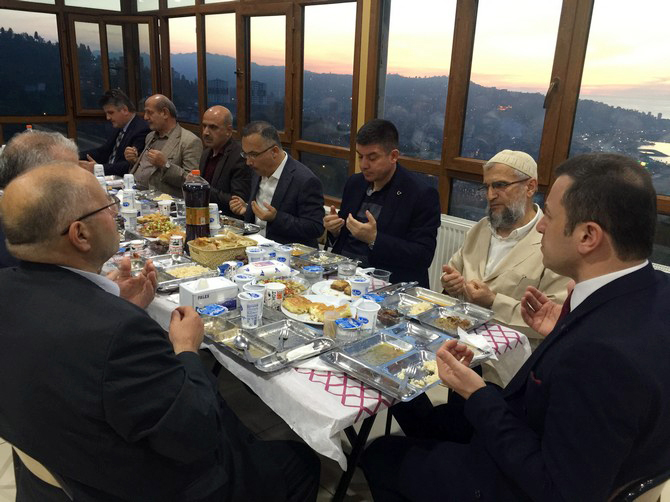 merhum-zavendikli-mustafa-yildiz-hoca-efendinin-kurucusu-oldugu-rize-irsad-vakfinin-geleneksel-iftar-programinin-69.’su-duzenlendi-(21)-001.jpg
