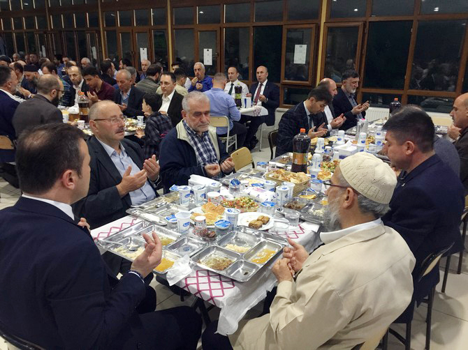 merhum-zavendikli-mustafa-yildiz-hoca-efendinin-kurucusu-oldugu-rize-irsad-vakfinin-geleneksel-iftar-programinin-69.’su-duzenlendi-(22).jpg