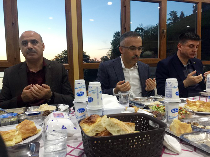 merhum-zavendikli-mustafa-yildiz-hoca-efendinin-kurucusu-oldugu-rize-irsad-vakfinin-geleneksel-iftar-programinin-69.’su-duzenlendi-(23).jpg