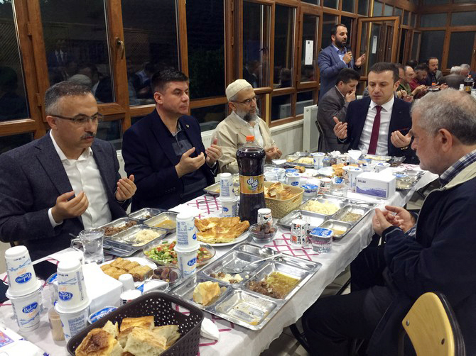 merhum-zavendikli-mustafa-yildiz-hoca-efendinin-kurucusu-oldugu-rize-irsad-vakfinin-geleneksel-iftar-programinin-69.’su-duzenlendi-(24).jpg