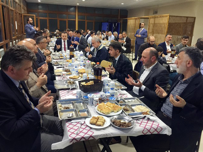 merhum-zavendikli-mustafa-yildiz-hoca-efendinin-kurucusu-oldugu-rize-irsad-vakfinin-geleneksel-iftar-programinin-69.’su-duzenlendi-(25).jpg
