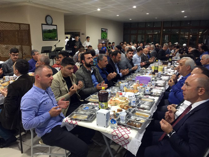 merhum-zavendikli-mustafa-yildiz-hoca-efendinin-kurucusu-oldugu-rize-irsad-vakfinin-geleneksel-iftar-programinin-69.’su-duzenlendi-(26).jpg