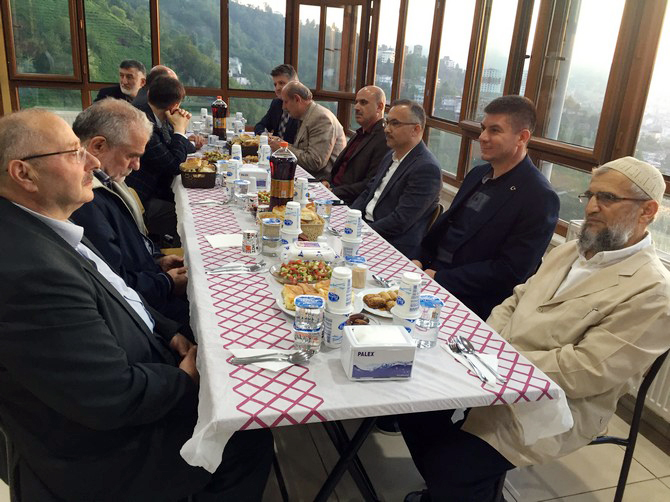 merhum-zavendikli-mustafa-yildiz-hoca-efendinin-kurucusu-oldugu-rize-irsad-vakfinin-geleneksel-iftar-programinin-69.’su-duzenlendi-(3).jpg