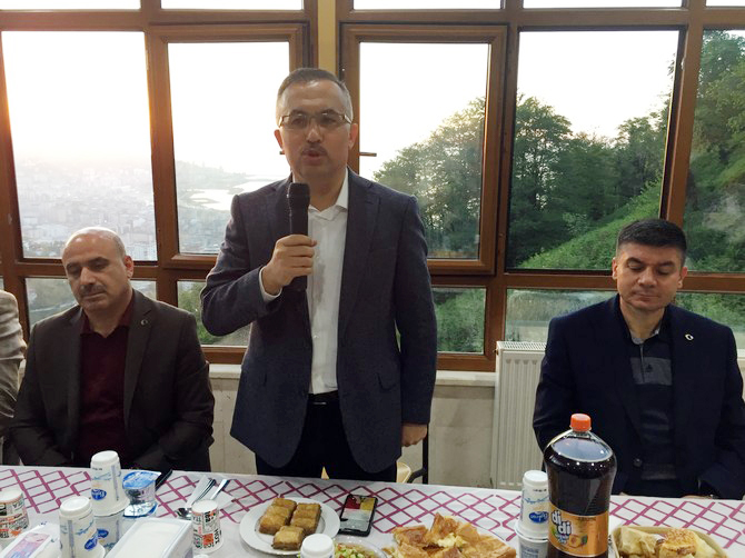 merhum-zavendikli-mustafa-yildiz-hoca-efendinin-kurucusu-oldugu-rize-irsad-vakfinin-geleneksel-iftar-programinin-69.’su-duzenlendi-(6).jpg