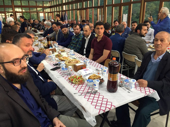 merhum-zavendikli-mustafa-yildiz-hoca-efendinin-kurucusu-oldugu-rize-irsad-vakfinin-geleneksel-iftar-programinin-69.’su-duzenlendi-(7).jpg
