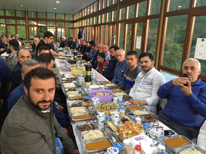 merhum-zavendikli-mustafa-yildiz-hoca-efendinin-kurucusu-oldugu-rize-irsad-vakfinin-geleneksel-iftar-programinin-69.’su-duzenlendi-(8).jpg