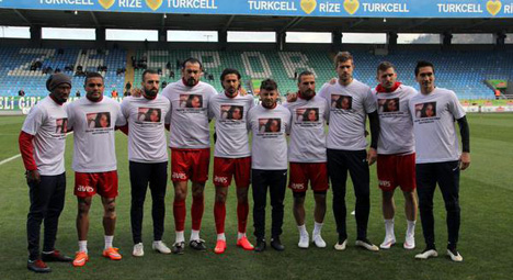 mersin-iyli-futbolculardan-ozgecan-tisortu-1.jpg mersin-iyli-futbolculardan-ozgecan-tisortu-1.jpg