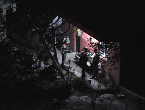 mersinde-bosanma-tartismasi-kanli-bitti-2-olu,-2-yarali-3.jpg mersinde-bosanma-tartismasi-kanli-bitti-2-olu,-2-yarali-3.jpg