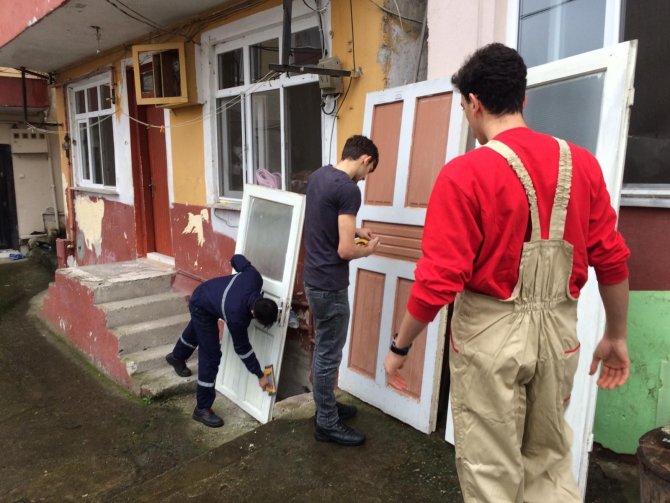 meslek-lisesi-ogrencileri-ihtiyac-sahiplerinin-evlerini-onariyor.jpg