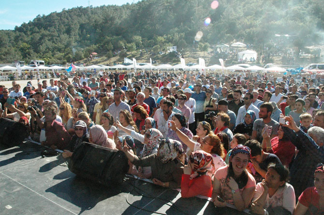 mesut-yar-turku-soyledi-karadenizliler-costu-13.jpg mesut-yar-turku-soyledi-karadenizliler-costu-13.jpg