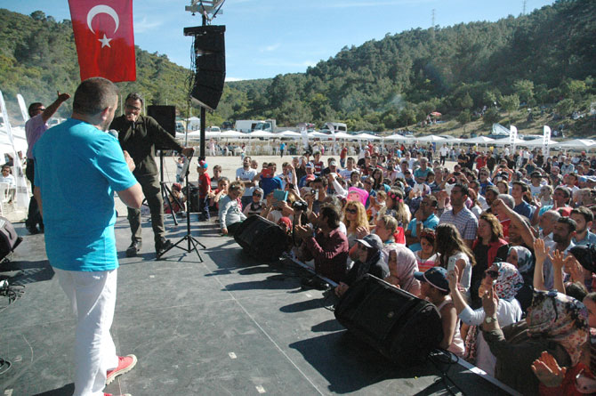 mesut-yar-turku-soyledi-karadenizliler-costu-5.jpg mesut-yar-turku-soyledi-karadenizliler-costu-5.jpg