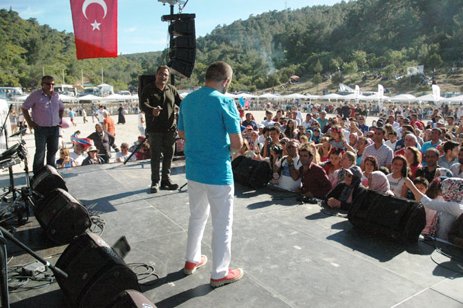 mesut-yar-turku-soyledi-karadenizliler-costu-6.jpg mesut-yar-turku-soyledi-karadenizliler-costu-6.jpg