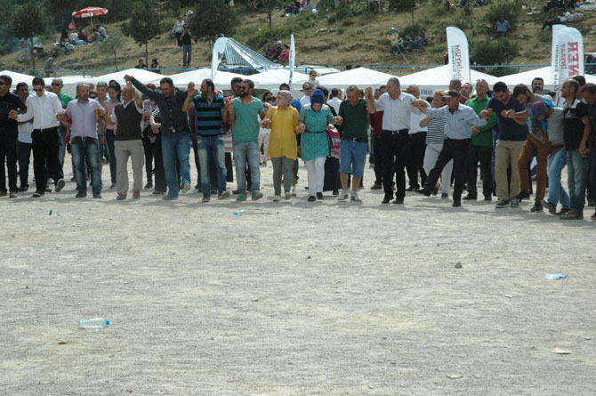 mesut-yar-turku-soyledi-karadenizliler-costu-7.jpg mesut-yar-turku-soyledi-karadenizliler-costu-7.jpg