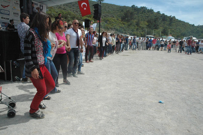 mesut-yar-turku-soyledi-karadenizliler-costu-8.jpg mesut-yar-turku-soyledi-karadenizliler-costu-8.jpg