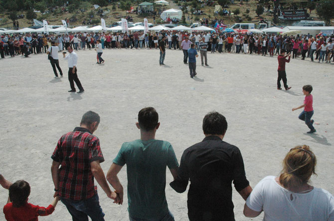 mesut-yar-turku-soyledi-karadenizliler-costu-9.jpg mesut-yar-turku-soyledi-karadenizliler-costu-9.jpg