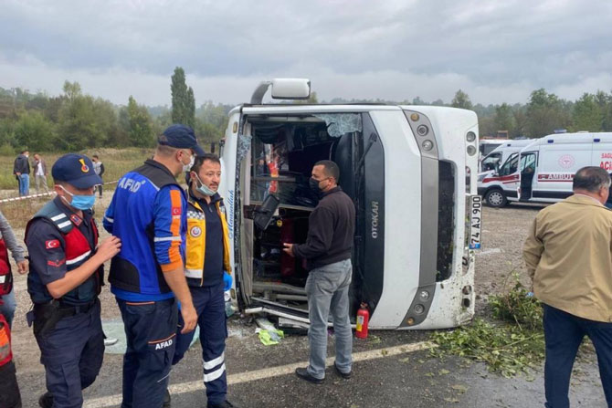 mhp-toplantisina-giden-yolcu-otobusu-devrildi-2-olu-cok-sayida-yarali-var-001.jpg
