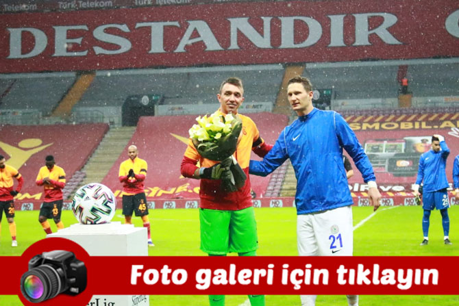 milan-skoda’dan-muslera’ya-cicek.jpg