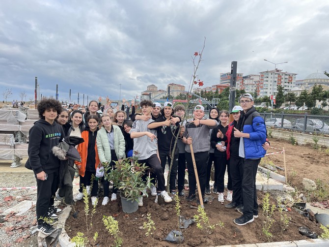 milli-agaclandirma-gunu-etkinlikleri-kapsaminda-rizede-fidanlar-dikildi-2-001.jpg