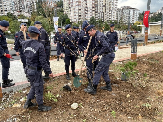 milli-agaclandirma-gunu-etkinlikleri-kapsaminda-rizede-fidanlar-dikildi-4-001.jpg