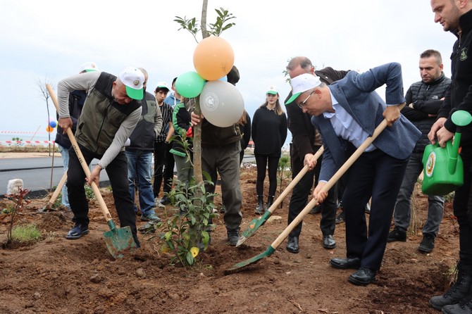 milli-agaclandirma-gunu-etkinlikleri-kapsaminda-rizede-fidanlar-dikildi-7.jpg