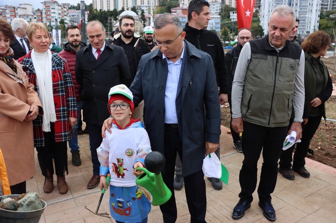 milli-agaclandirma-gunu-etkinlikleri-kapsaminda-rizede-fidanlar-dikildi-8.jpg