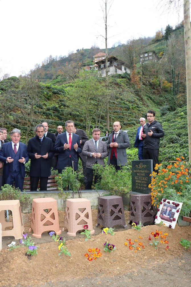 milli-egitim-bakani-ziya-selcuk,-10-kasimda-evinde-gecirdigi-kalp-krizi-sonucu-vefat-eden-rize-milli-egitim-muduru-ahmet-hamdi-yilmazin-guneysu-ilcesine-bagli-kibledagi-koyundeki-mezari-basinda-dua-etti-(2).jpg