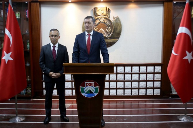 milli-egitim-bakani-ziya-selcuk,-rize-valisi-ceberi-ziyaret-etti-(3).jpg