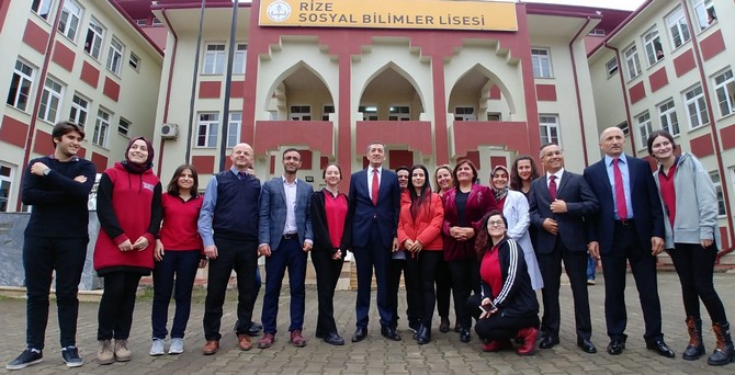 milli-egitim-bakani-ziya-selcuk-rizede-(2)-001.jpg