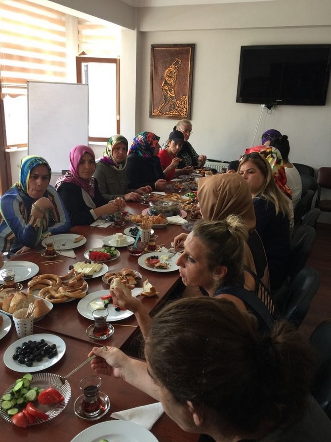 milliyetci-hareket-partisi-rize-il-kadin-kollari-sabah-kahvaltisinda-bir-araya-geldi-(2).jpg