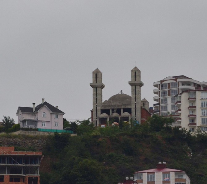 mimarisi-kiliseye-benzetilen-camiye-halktan-tepki-(3).jpg