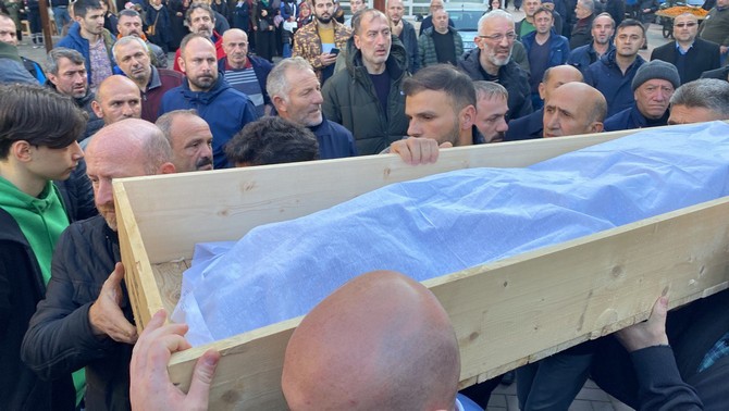 minik-yigit-demirelin-cenazesi-sahil-camii-morguna-getirildi-1.jpg