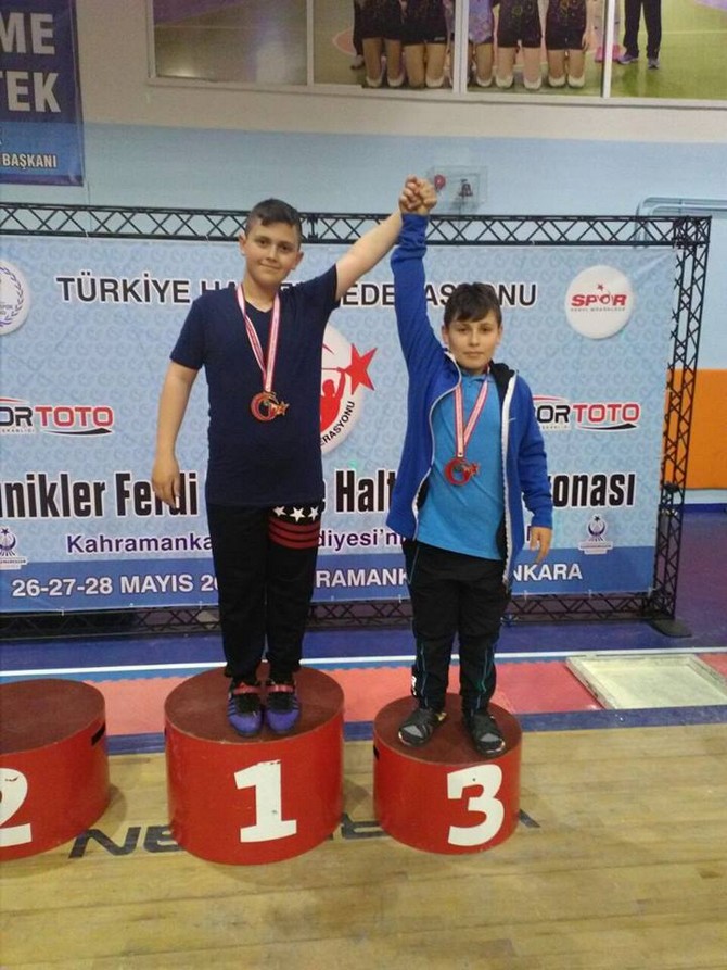 minikler-ferdi-turkiye-halter-sampiyonasinda-rizeli-minik-halterciler-turkiye-sampiyonu-ve-3.su-oldu-(2).jpg