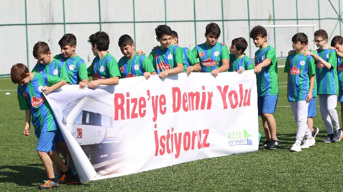 miniklerden-“rizeye-demiryolu-istiyoruz“-pankarti-(2).jpg