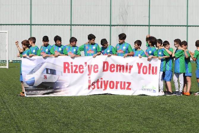miniklerden-“rizeye-demiryolu-istiyoruz“-pankarti-(4).jpg
