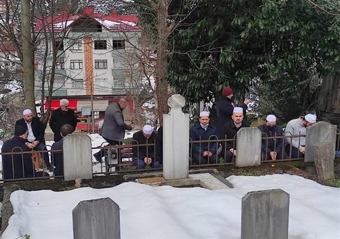 muftu-yusuf-karali-kabri-basinda-anildi-5.jpg