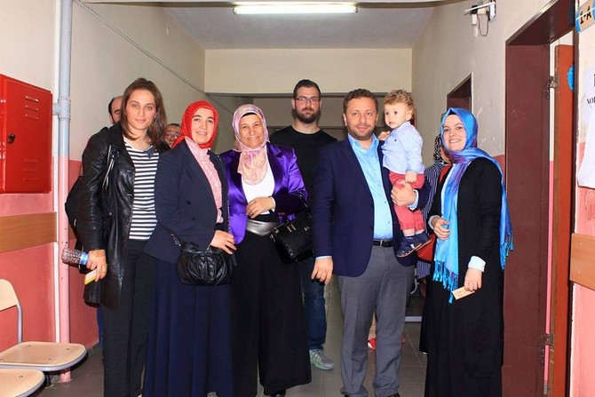 muhammed-avci-oglu-asaf-avci-ve-esi-zeynep-avci-ile-birlikte-partililerle-oy-kullandi.jpg muhammed-avci-oglu-asaf-avci-ve-esi-zeynep-avci-ile-birlikte-partililerle-oy-kullandi.jpg