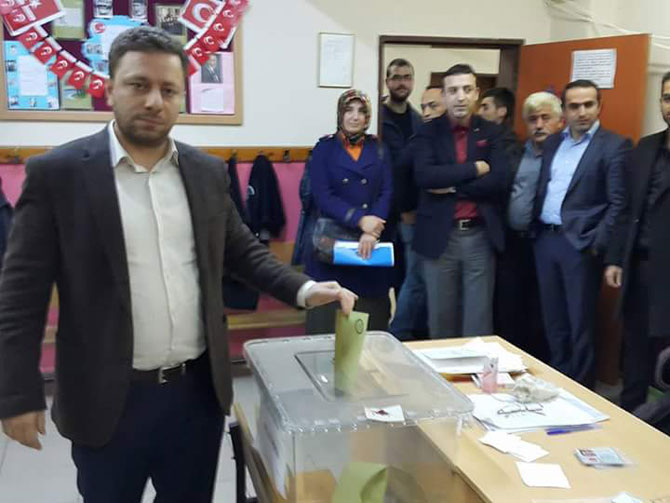 muhammed-avci-oy-kullanirken-001.jpg muhammed-avci-oy-kullanirken-001.jpg