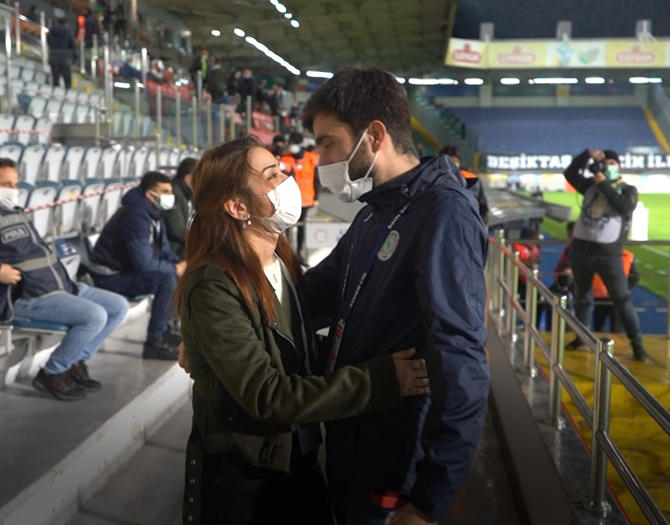 mukremin-cetinoglu-besiktas-maci-oncesi-statta-surpriz-evlilik-teklifi-(4).jpg