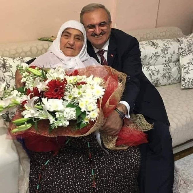 munir-karaloglu-ve-annesi-h.jpg