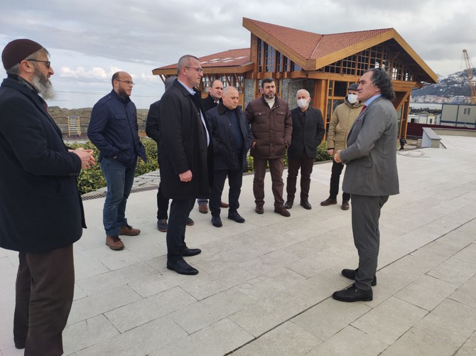 musiad-rize-sube-baskani-taner-yelkenci-beraberinde-musiad-uyelerinden-olusan-is-adami-heyeti-yapimi-tamamlanmak-uzere-olan-cay-carsisi-projesi-santiyesini-incelemede-bulundu-4.jpg