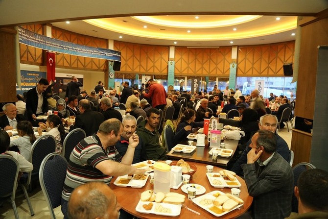 musiad-rize-subesi-tarafindan-geleneksel-iftar-yemegi-iftar-cadirinda-verildi-(5).jpg