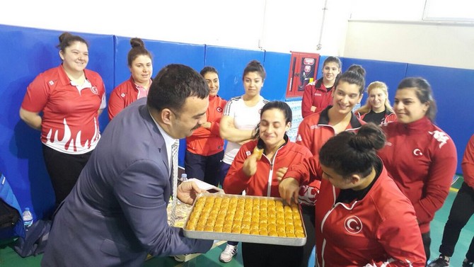 mustafa-celikten-bayan-halter-milli-takim-kampina-baklavali-ziyaret-(1).jpg