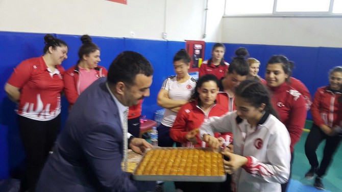 mustafa-celikten-bayan-halter-milli-takim-kampina-baklavali-ziyaret-(2).jpg