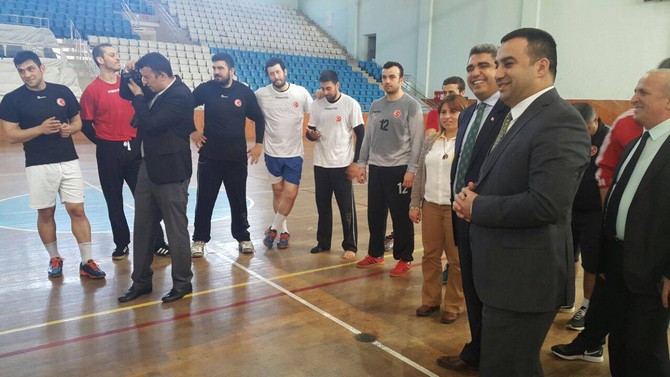 mustafa-celikten-hentbol-erkek-milli-takimi-kampina-ziyaret-(10).jpg