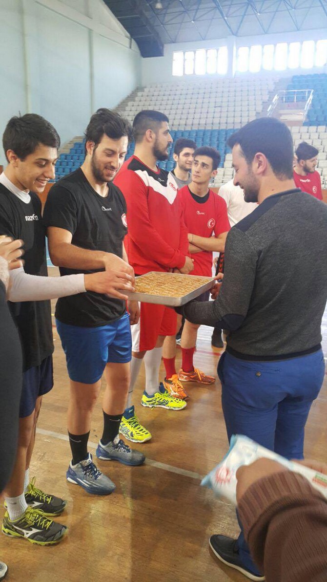 mustafa-celikten-hentbol-erkek-milli-takimi-kampina-ziyaret-(11).jpg