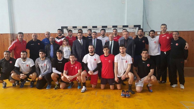 mustafa-celikten-hentbol-erkek-milli-takimi-kampina-ziyaret-(3).jpg