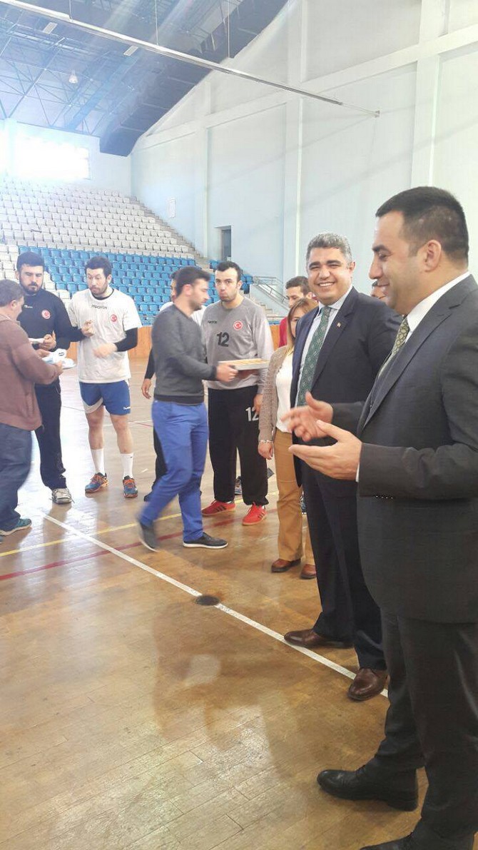 mustafa-celikten-hentbol-erkek-milli-takimi-kampina-ziyaret-(6).jpg