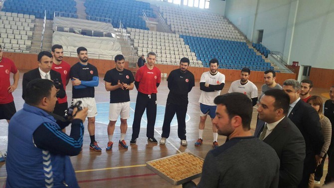 mustafa-celikten-hentbol-erkek-milli-takimi-kampina-ziyaret-(8).jpg