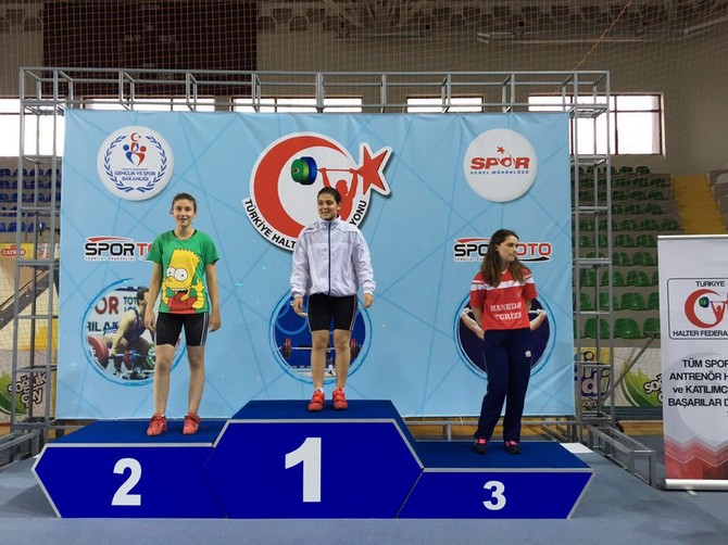 muzeyyen-kopuz-turkiye-halter-sampiyonasinda-turkiye-3.’su-oldu-(1).jpg