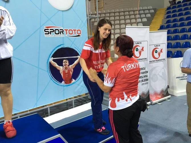 muzeyyen-kopuz-turkiye-halter-sampiyonasinda-turkiye-3.’su-oldu-(2).jpg